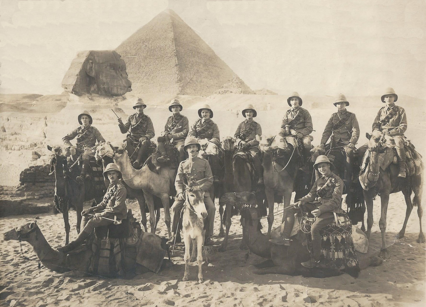 WD's_in_front_of_Pyramid